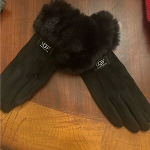 NWT UGG  Black Velvety Soft & Stretchy fur trim Gloves touchscreen accessible